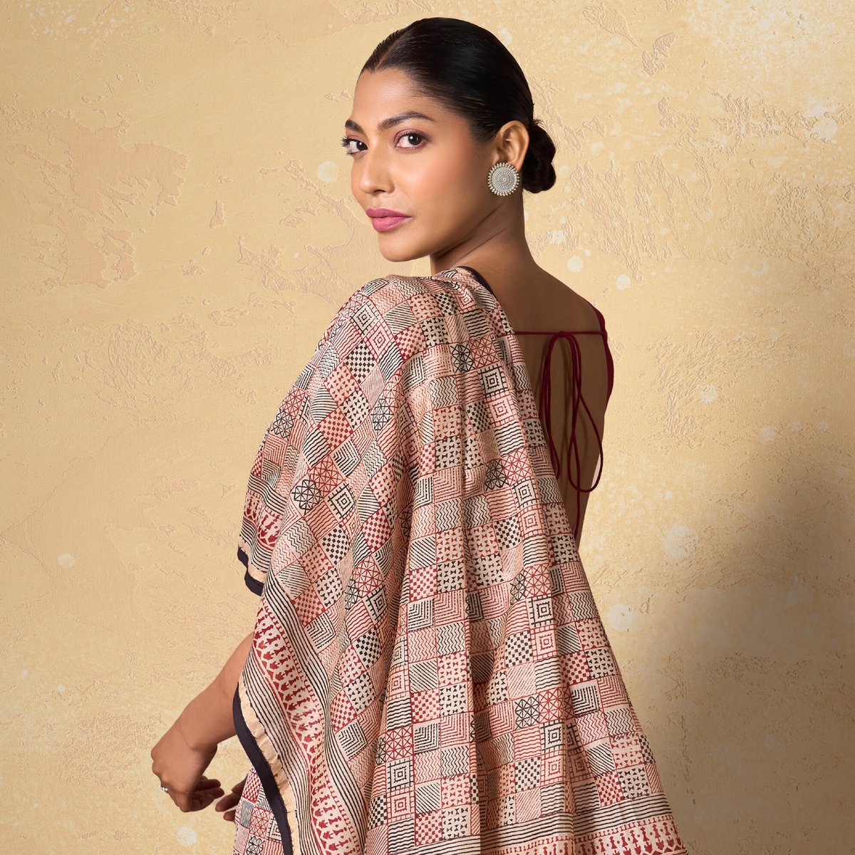 Swadesh_Online's tweet photo. Natural dyes ~ This is bagh, a hand block print textile, dyed in the hues of nature and tradition. Hailing from the Dhar district of Madhya Pradesh, it is known for its geometric and floral designs.
#SwadeshOnline #LiveArtfully #MadeinIndia https://t.co/rLtNcXgdyP