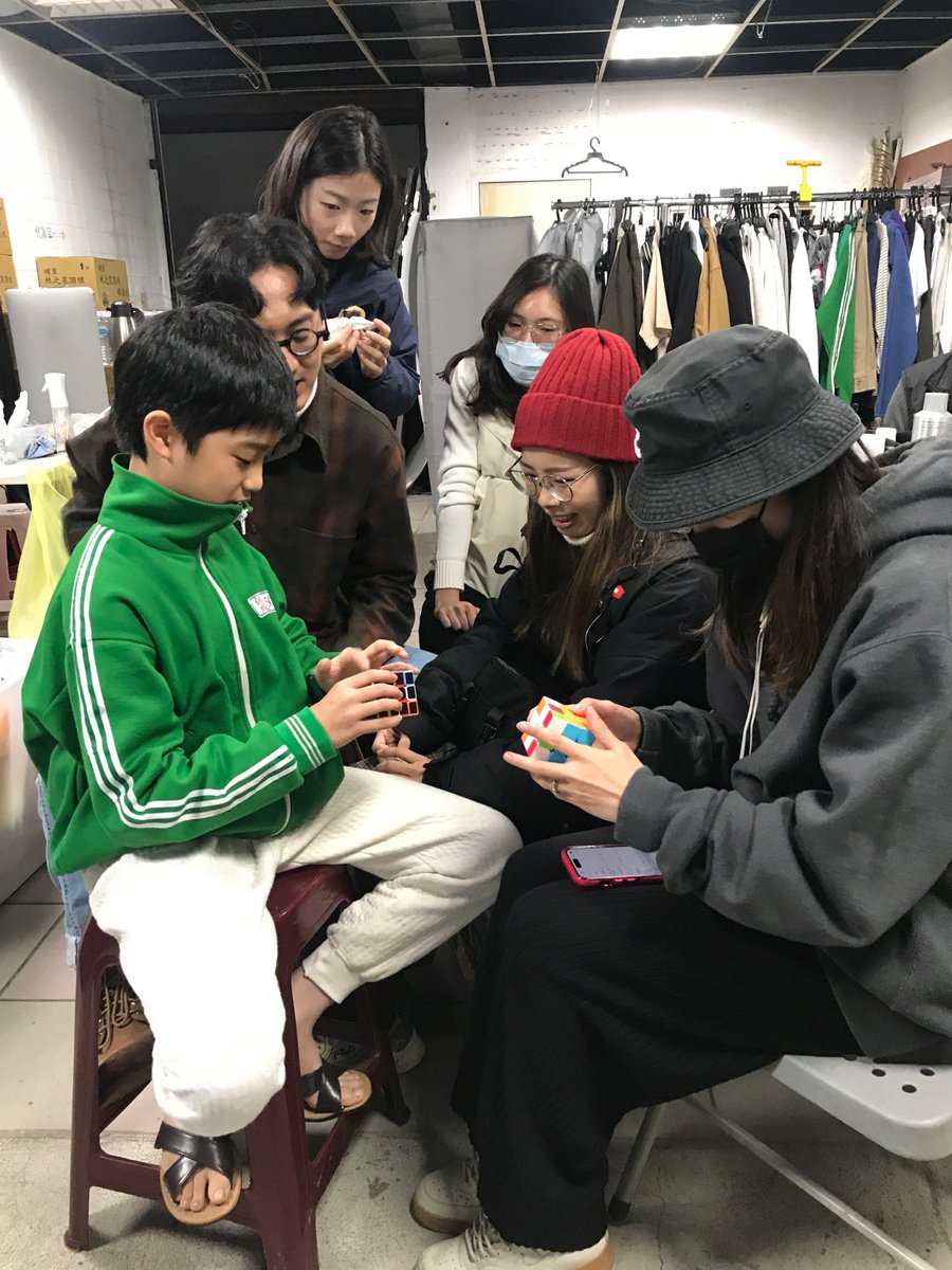 bairunyin's tweet photo. 『オールド・フォックス』〜カメラの裏側〜

ルービックキューブ
撮影チーム内で流行ってました

#オールド・フォックス
#老狐狸 https://t.co/FUBpVDdxG0