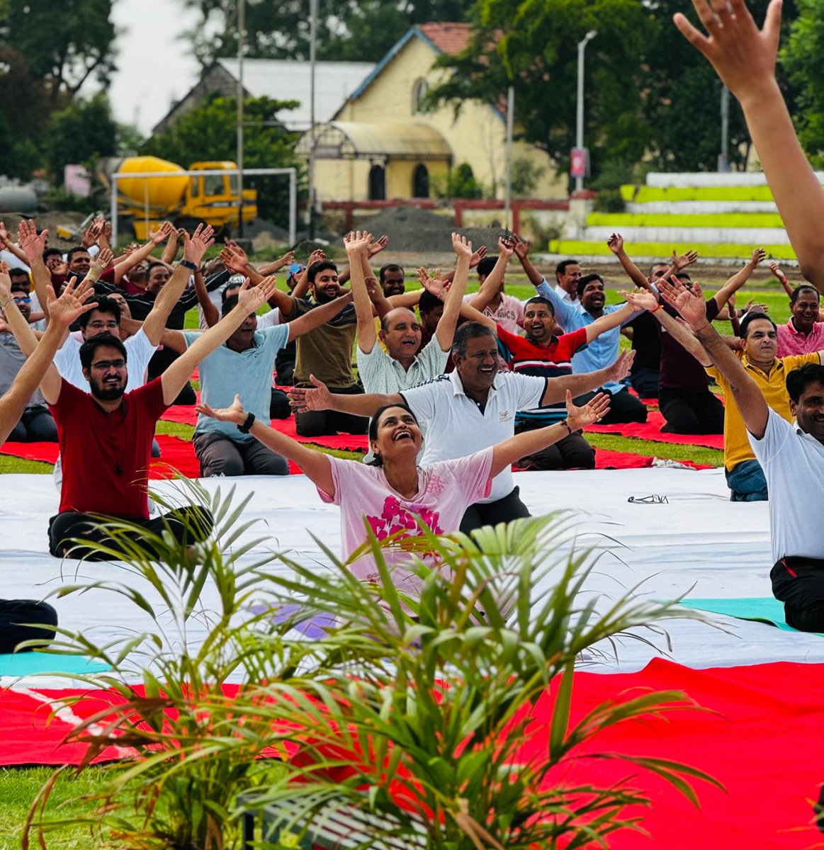 BhusavalDivn's tweet photo. Celebrating the 10th International Yoga Day at divisional sports ground Bhusaval with enthusiastic participation from branch officers, employees and their families . A wonderful session promoting health and wellness.
#InternationalYogaDay2024
#YogaDay
#BSLDivision https://t.co/spgUHetmgK
