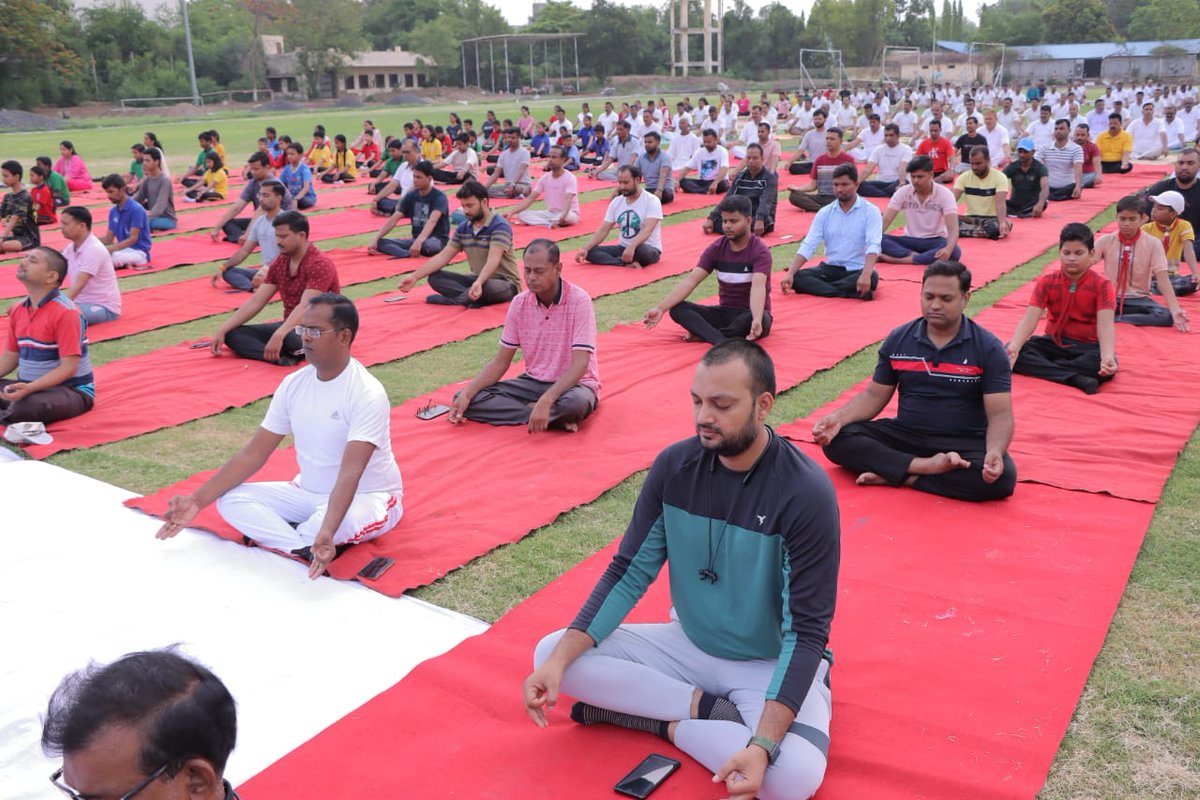 BhusavalDivn's tweet photo. Celebrating the 10th International Yoga Day at divisional sports ground Bhusaval with enthusiastic participation from branch officers, employees and their families . A wonderful session promoting health and wellness.
#InternationalYogaDay2024
#YogaDay
#BSLDivision https://t.co/spgUHetmgK