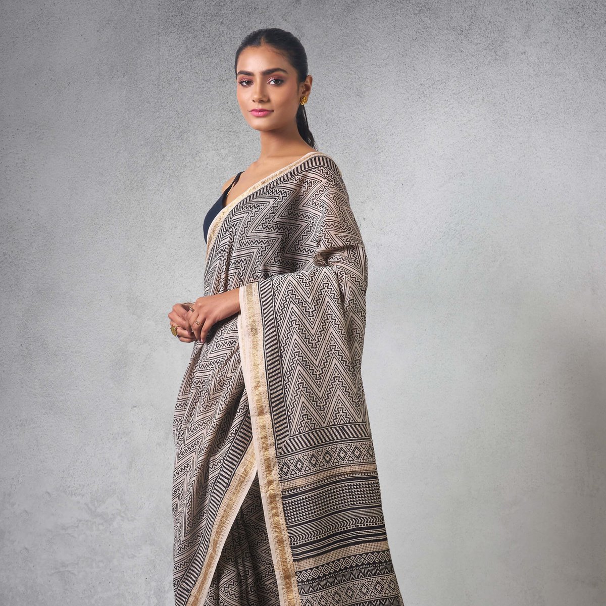 Swadesh_Online's tweet photo. Natural dyes ~ This is bagh, a hand block print textile, dyed in the hues of nature and tradition. Hailing from the Dhar district of Madhya Pradesh, it is known for its geometric and floral designs.
#SwadeshOnline #LiveArtfully #MadeinIndia https://t.co/rLtNcXgdyP