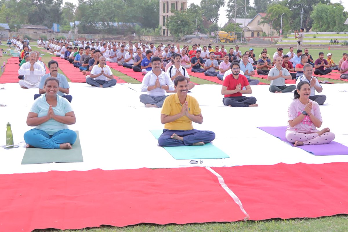 dcm_sr_Bhusawal's tweet photo. Celebrating the 10th International Yoga Day at divisional sports ground Bhusaval with enthusiastic participation from branch officers, employees and their families . A wonderful session promoting health and wellness.
#InternationalYogaDay2024
#YogaDay
#BSLDivision https://t.co/S8Lsz37L3R