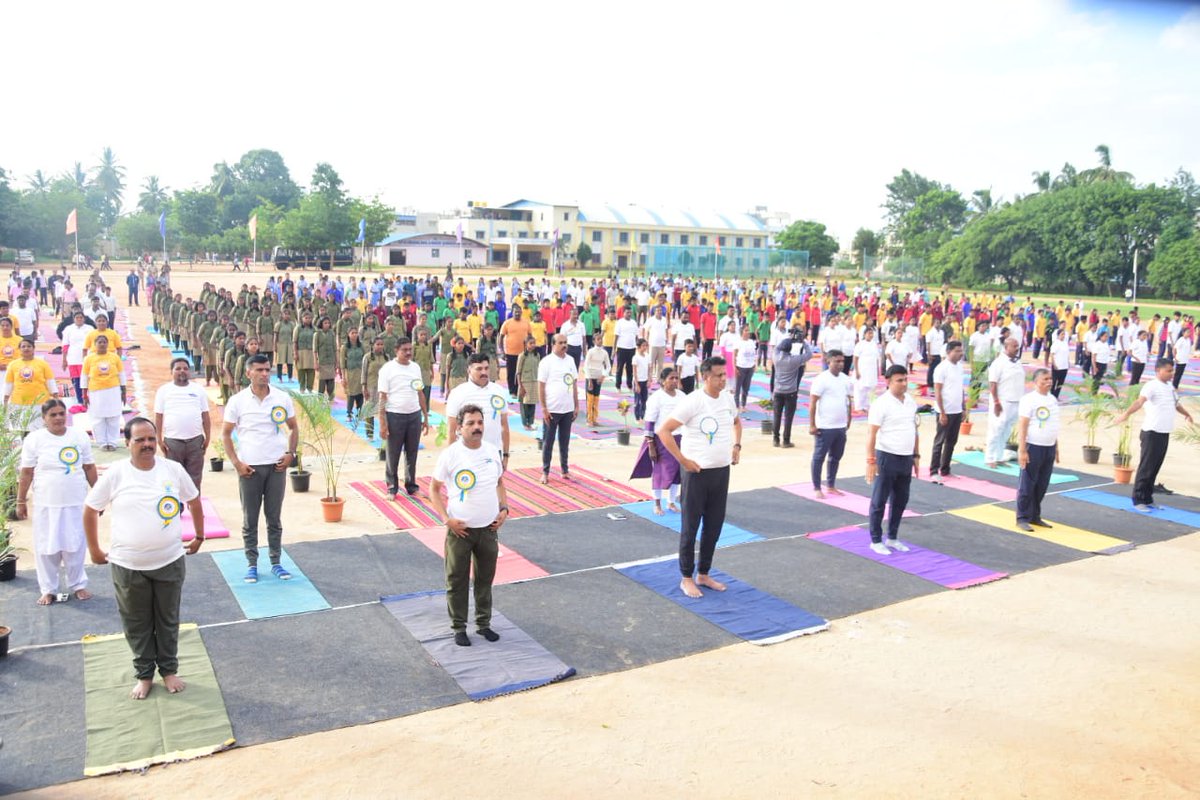 dc_ckbpur's tweet photo. ಅಂತರಾಷ್ಟ್ರೀಯ ಯೋಗ ದಿನಾಚರಣೆಯ ಜಿಲ್ಲಾ ಮಟ್ಟದ ಕಾರ್ಯಕ್ರಮಕ್ಕೆ   ಇಂದು ಬೆಳಿಗ್ಗೆ ವಿಶ್ವೇಶ್ವರಯ್ಯ ಕ್ರೀಡಾಂಗಣದಲ್ಲಿ ಜಿಲ್ಲಾ ಉಸ್ತುವಾರಿ ಸಚಿವರೂ ಆದ ಡಾ. ಎಂ. ಸಿ ಸುಧಾಕರ್ ಅವರು ಯೋಗ ಮಾಡುವ ಮೂಲಕ ಚಾಲನೆ ನೀಡಿದರು. ಸಂಸದ  ಡಾ ಕೆ. ಸುಧಾಕರ್, ಜಿಲ್ಲಾಧಿಕಾರಿ ಪಿ. ಎನ್ ರವೀಂದ್ರ, ಸಿಇಒ ಪ್ರಕಾಶ್ ಜಿ. ಟಿ ನಿಟ್ಟಾಲಿ ಮತ್ತಿತರರಿದ್ದರು. https://t.co/xUq2VSjmw9