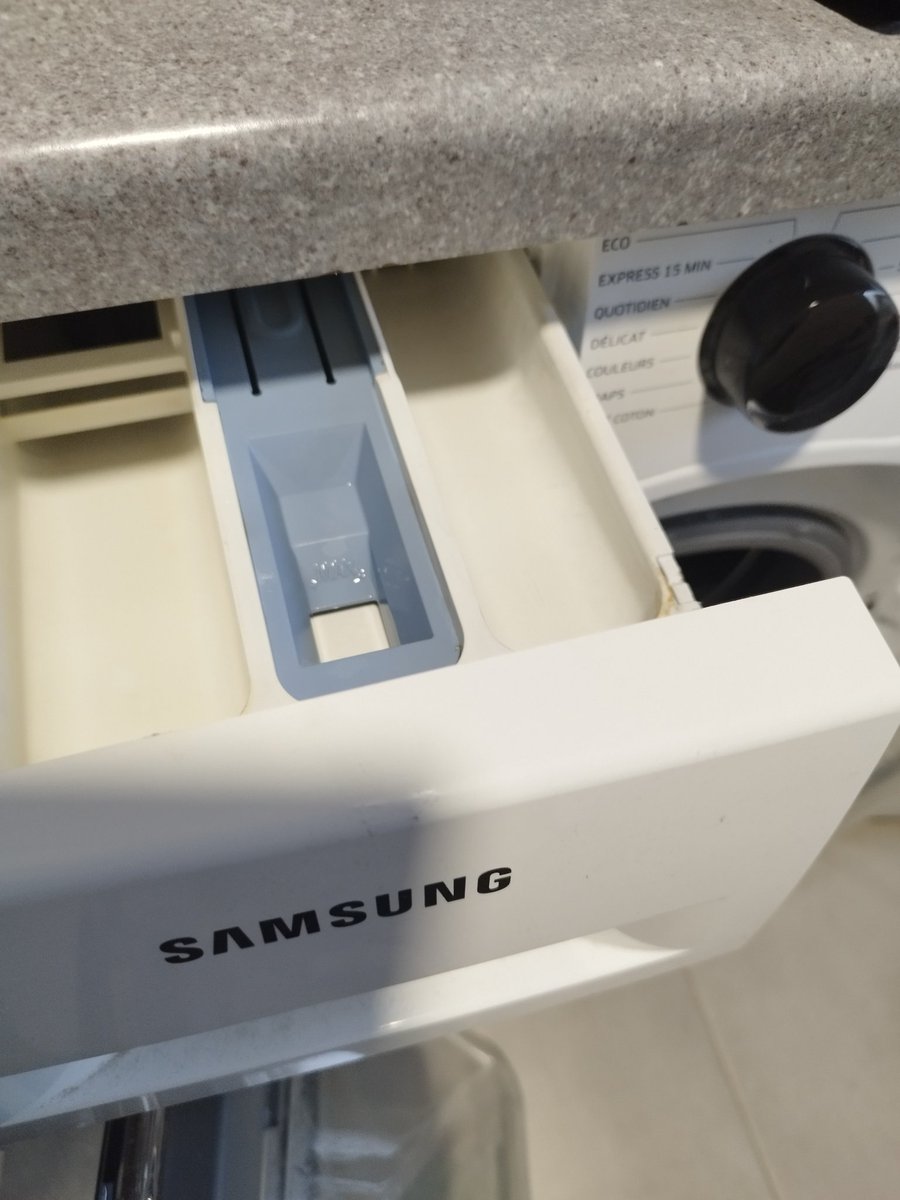 Je veux bien entendre qu'on demande aux hommes de faire des efforts pour participer aux tâches ménagères, normalement dévolues aux femelles.

Mais c'est trop compliqué pour les fabricants d'écrire "lessive" à l'endroit où il faut la mettre ?