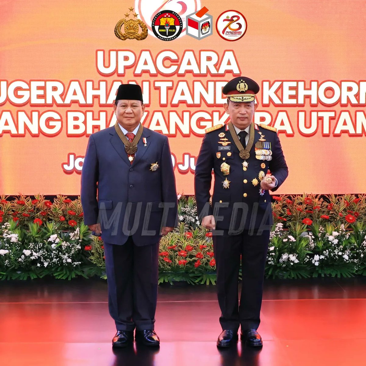 PropamToba's tweet photo. Kapolri Jenderal Polisi Drs. Listyo Sigit Prabowo, https://t.co/eN0ju7T5gl., menyematkan tanda kehormatan Bintang Bhayangkara Utama kepada Menteri Pertahanan RI Jenderal TNI (HOR) (Purn.) Prabowo Subianto  #BintangBhayangkaraUtama https://t.co/5BBrkoQ39J