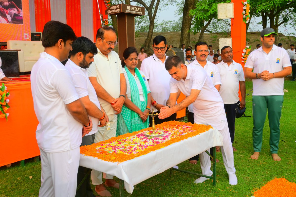 jaunpurpolice's tweet photo. 💐''स्वयं और समाज के लिए योग"💐

➡️10वें 'अंतरराष्ट्रीय योग दिवस' के अवसर पर पुलिस अधीक्षक जौनपुर एवं जिलाधिकारी जौनपुर द्वारा शाही किला जौनपुर में आयोजित 'सामूहिक योगाभ्यास' कार्यक्रम में जनप्रतिधियों एवं अधिकारियों/कर्मचारियों के साथ योगाभ्यास किया गया।
#InternationalYogaDay https://t.co/mV7SMi3YJa