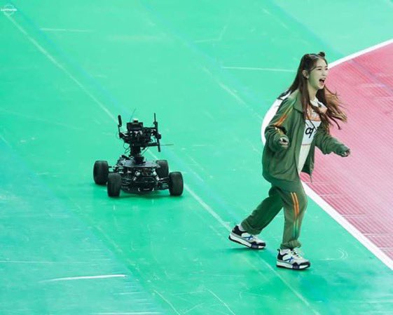 catvhye's tweet photo. yeojin and that stupid robot https://t.co/bfAJdfRpTq