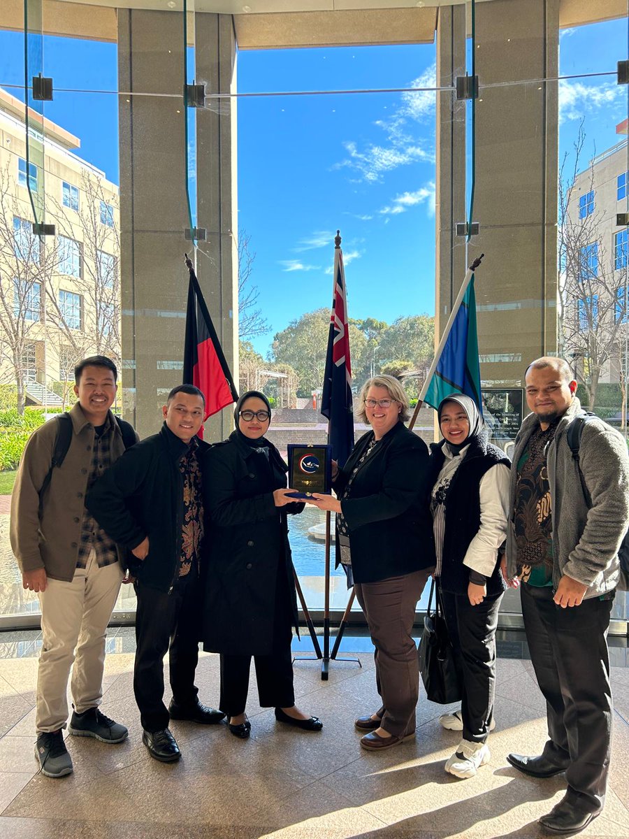 AusArmsControl's tweet photo. Thank you to @GlobalDevUQ and @AustraliaAwards participants from Indonesia for the opportunity to have such a stimulating roundtable discussion on 🇦🇺and 🇮🇩’s shared objectives on non-proliferation and disarmament. https://t.co/RizCTNz85n