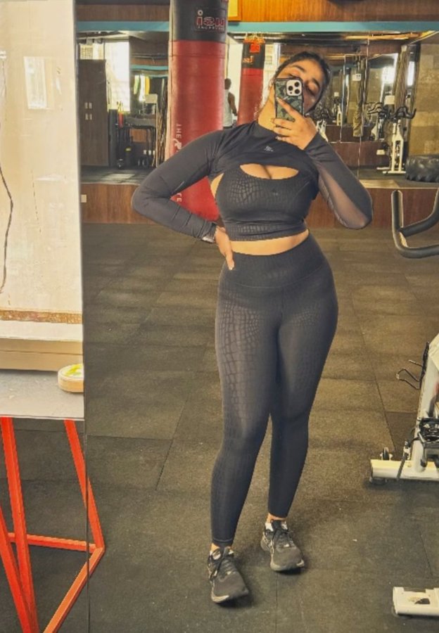 GQks9A6aEAA7ARw?format=jpg&name=900x900