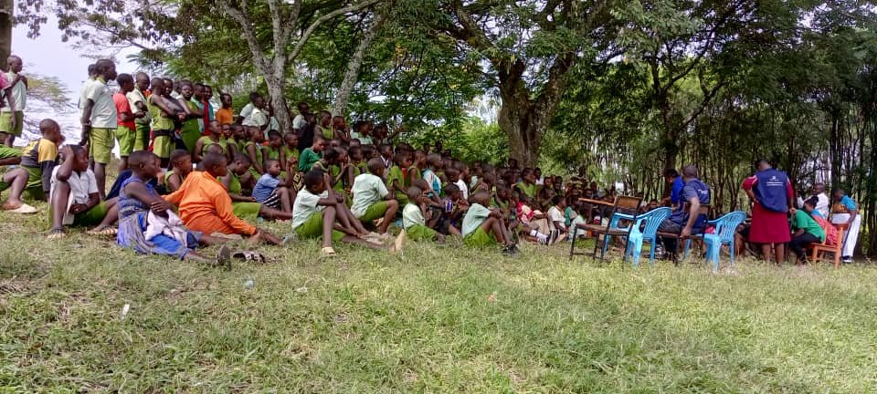 BasaijaBenjamin's tweet photo. It is another great day #RCRAUganda team meeting joint Adolescent boys and girls from Kyabarungira and Rwenzande primary school to share information about #Health,#Nutrition and #ASRH information to both girls and boys, our young mother volunteers also shared their Testimonies. https://t.co/PQFcriOjiu