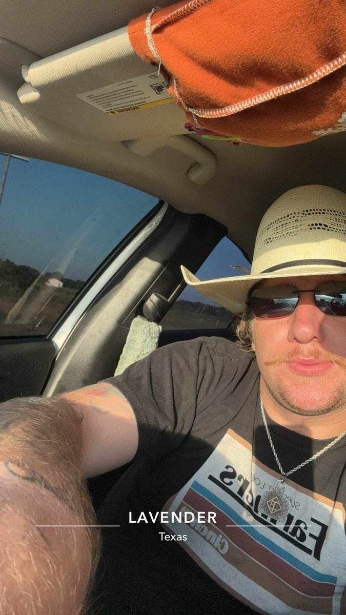 Imtylerbro1's tweet photo. What’s up twitter ❤️ https://t.co/P6gydh92xR