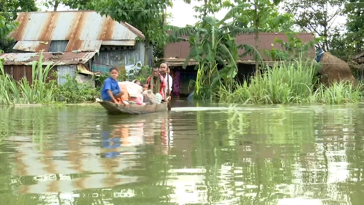 ভোগান্তি কমছে না সিলেটে পানিবন্দি লাখো মানুষের