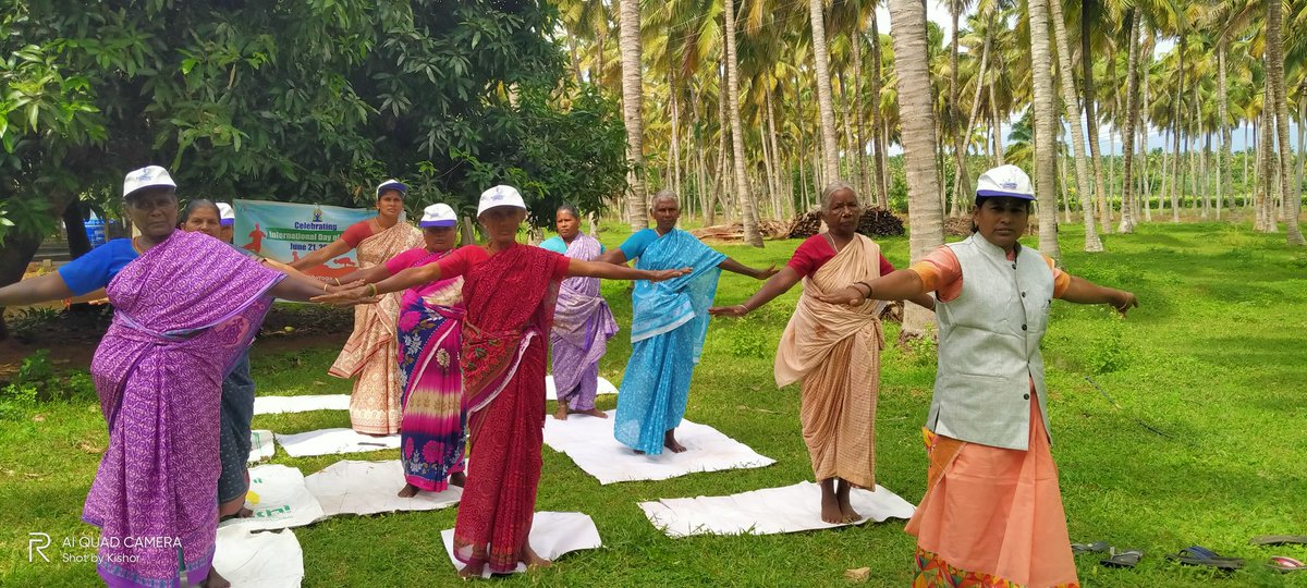 VIJICSC's tweet image. Today I have international Yoga day celebration at my village for MGNREGA people sir 
VIJAYALAKSHMI VLE coimbatore District Tamilnadu 
#CSCPeYoga #CSCYogaWithFamily
#YogaForSelfAndSociety
#IDY2024 
@moayush @CSCegov_ @CSCSPV_Health @csc_south