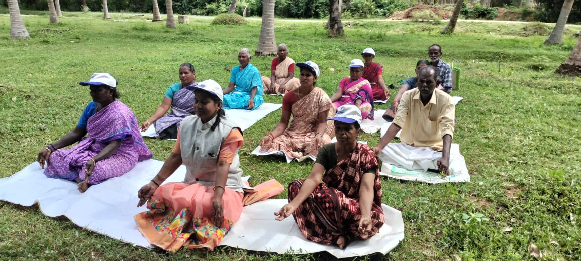 VIJICSC's tweet image. Today I have international Yoga day celebration at my village for MGNREGA people sir 
VIJAYALAKSHMI VLE coimbatore District Tamilnadu 
#CSCPeYoga #CSCYogaWithFamily
#YogaForSelfAndSociety
#IDY2024 
@moayush @CSCegov_ @CSCSPV_Health @csc_south