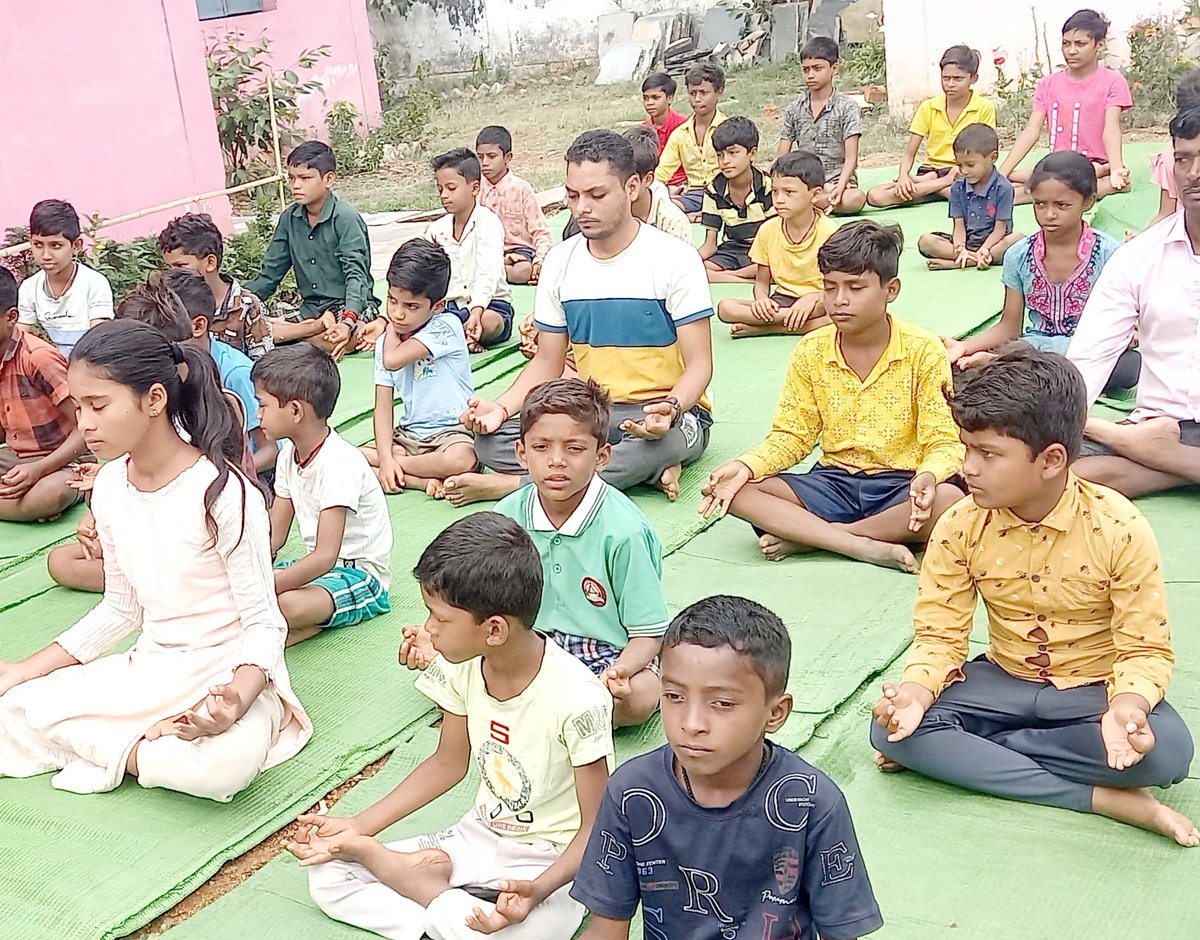 IDY 2024
अंतर्राष्ट्रीय योग दिवस के अवसर योग आसन प्राणायाम का प्रदर्शन किया गया...
#Himanchal_Prasad
#CSCPeYoga #CSCYogaWithFamily #YogaForSelfAndSociety, #IDY2024
<a href="/moayush/">Ministry of Ayush</a> <a href="/CSCegov_/">CSCeGov</a> <a href="/CSCSPV_Health/">CSC Health</a> <a href="/PMOIndia/">PMO India</a> <a href="/santoshpandey44/">Santosh Pandey</a>