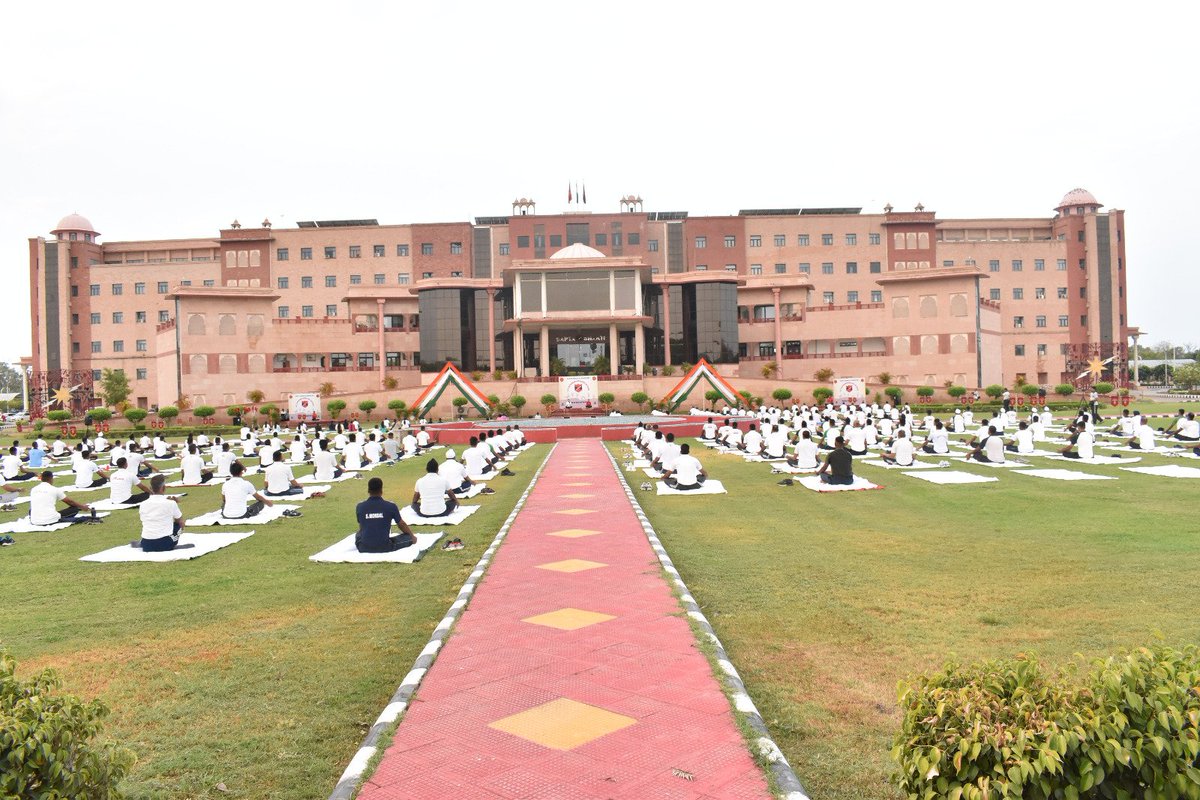 SWComd_IA's tweet photo. #YogaForSelfAndSociety

Fortifying our commitment to Physical Fitness, Holistic #Wellbeing, #Harmony and Resilience, the #SaptaShakiCommand celebrated the 10th #InternationalYogaDay by fostering yoga awareness amongst various age groups and cross sections for overall benefit of self and society.

Lt Gen Dhiraj Seth, #ArmyCdrSWC spearheaded the Yoga Day Celebrations conducted across various stations of the Command. Leading the Yoga session at Headquarters Sapta Shakti Command, the Army Commander emphasised on the importance of yoga for physical and mental health and its therapeutic effect towards enhanced discipline, focus and harmony with nature.

#YogaDay 
#Atmanirbharta 
#TransformingIndia
#IndianArmyNationBuilding
#IDY2024
#YogaforVasudhaivaKutumbakam
@moayush
@adgpi