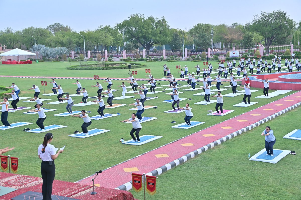 SWComd_IA's tweet photo. #YogaForSelfAndSociety

Fortifying our commitment to Physical Fitness, Holistic #Wellbeing, #Harmony and Resilience, the #SaptaShakiCommand celebrated the 10th #InternationalYogaDay by fostering yoga awareness amongst various age groups and cross sections for overall benefit of self and society.

Lt Gen Dhiraj Seth, #ArmyCdrSWC spearheaded the Yoga Day Celebrations conducted across various stations of the Command. Leading the Yoga session at Headquarters Sapta Shakti Command, the Army Commander emphasised on the importance of yoga for physical and mental health and its therapeutic effect towards enhanced discipline, focus and harmony with nature.

#YogaDay 
#Atmanirbharta 
#TransformingIndia
#IndianArmyNationBuilding
#IDY2024
#YogaforVasudhaivaKutumbakam
@moayush
@adgpi