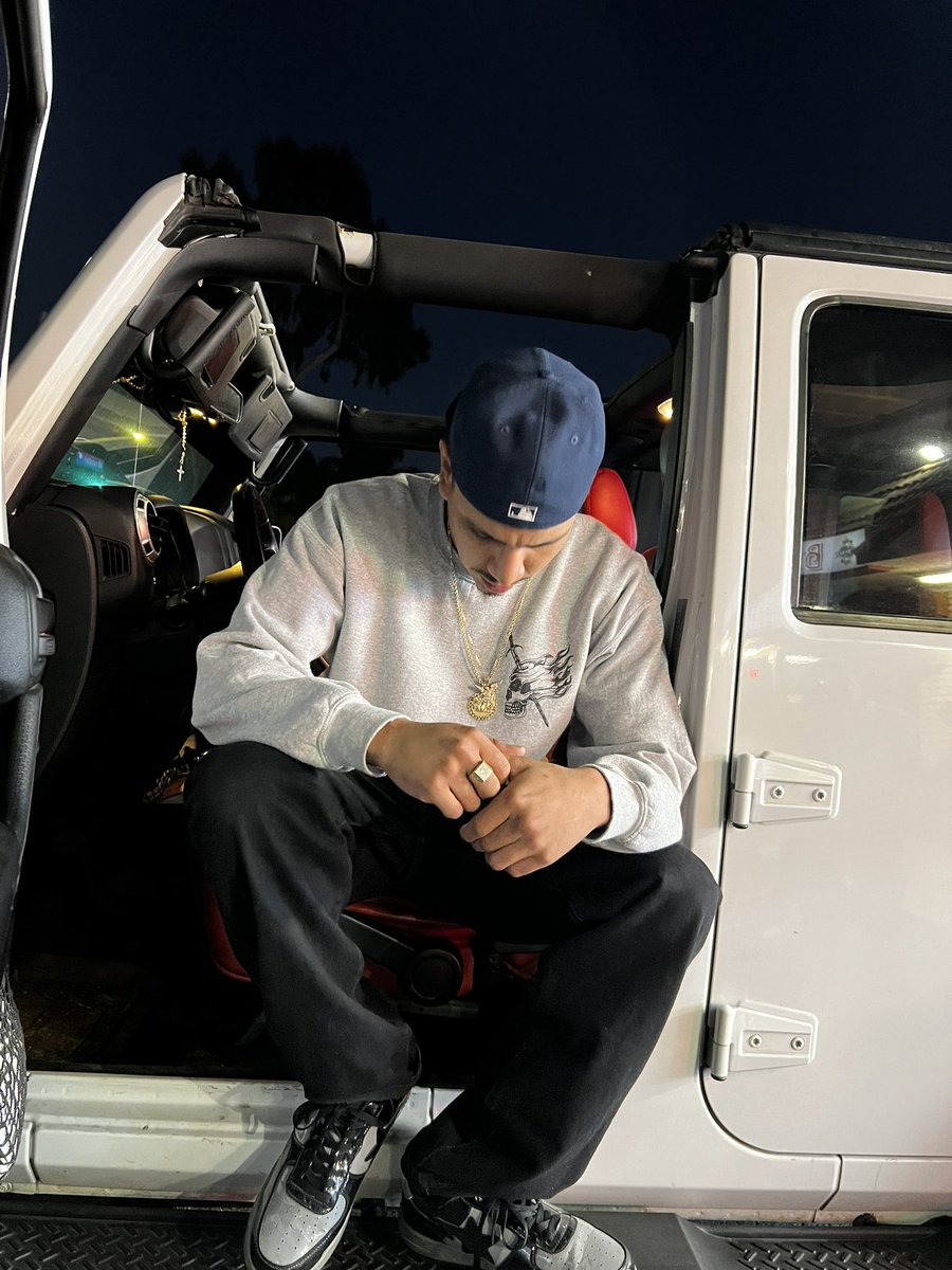 Outside dawg I’m just trynna make a Million