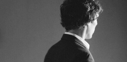ChocolateElise_'s tweet photo. His curls, back, and shoulders, and neck – his whole body looks like aesthetics. I will never get tired of admiring it🔥
#BenedictCamberbatch 
#SherlockHolmes https://t.co/lihk8lBZYl