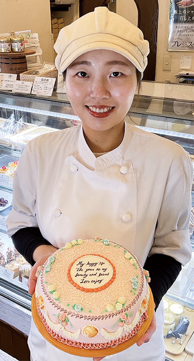 ５年ぶりに銀賞受賞
洋菓子協会作品展

　神奈川県洋菓子協会作品展が６月５、６日に開催され、厚木市旭町の「しあわせのお菓子　ＴｒｅｅＯｖｅｎ」のパティシエール・水鳥綾さん（29）が、第１部２類バタークリーム仕上げの部で銀賞に輝いた。