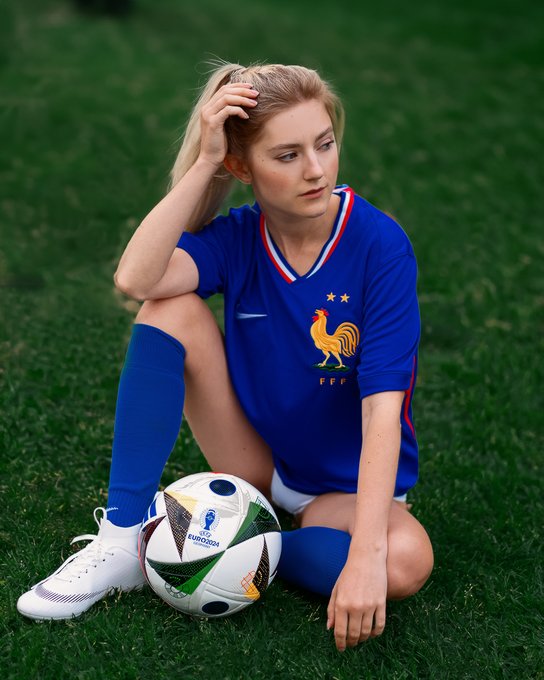 Watch Eva Elfie's leaked NSFW photo on TwXstars