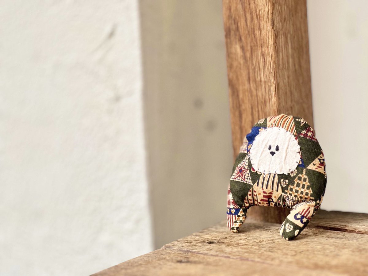 外の雨模様をながめる、
ずきんをかぶったおにぎり

#つゆのさんずい展