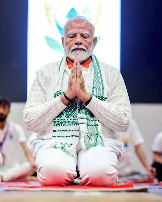 LalitVRadadiya's tweet photo. योगः कर्मसु कौशलम् । 🧘🏻‍♂️🧘🏻‍♀️

#InternationalYogaDay
#YogaForSelfAndSociety https://t.co/6QXGi3EVJe