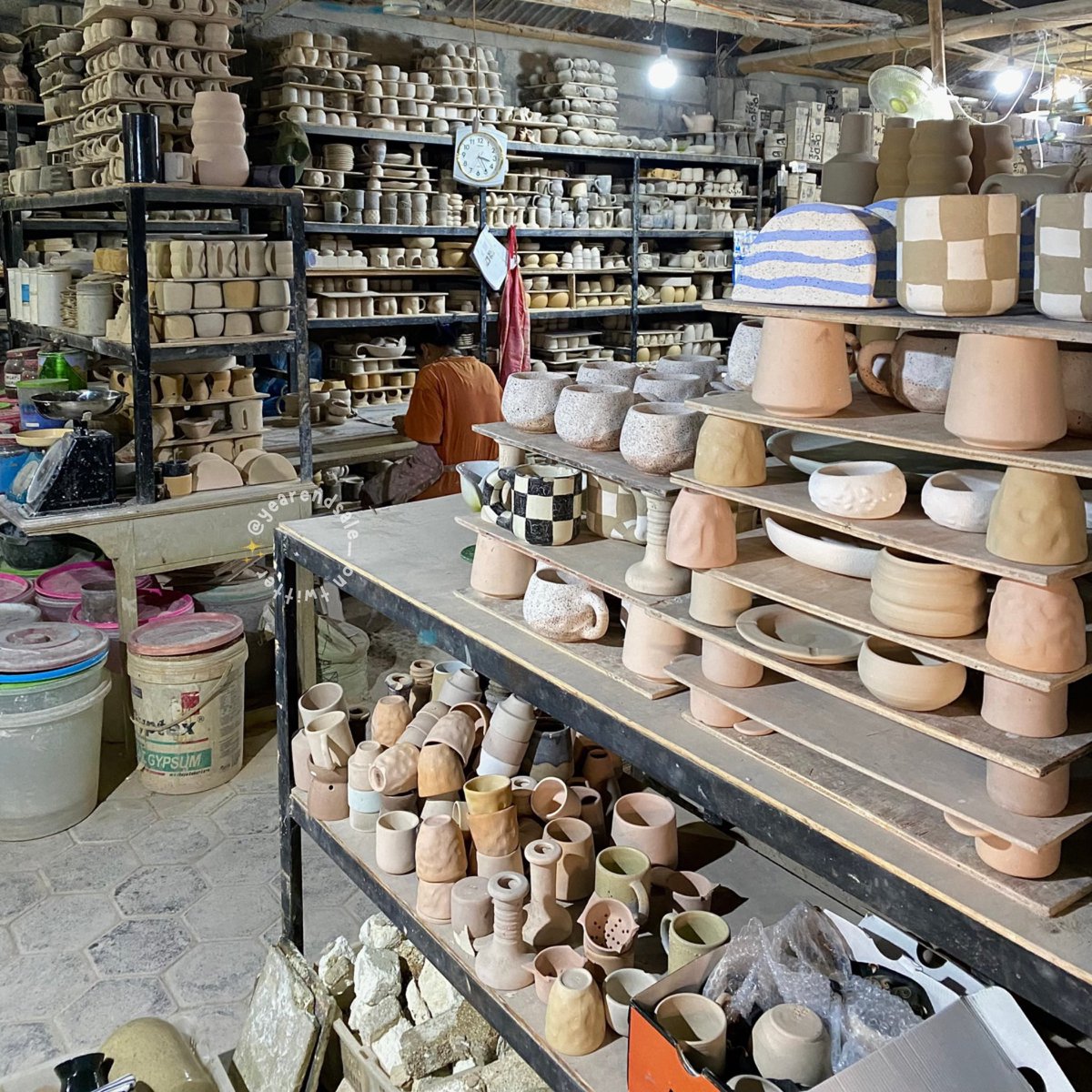 yearendsale_'s tweet photo. hidden gem aneka macam handmade pottery, surga banget inimah! gak cukup sejam kalo kesini😭

bisa lihat-lihat tempat produksinya, mau custome sesuai keinginanpun bisa. modelnya juga unik dan cantik-cantik, bingung milihnya. produk paling banyak cangkir, mug, dan gelas.
[OFFLINE AND ONLINE STORE]