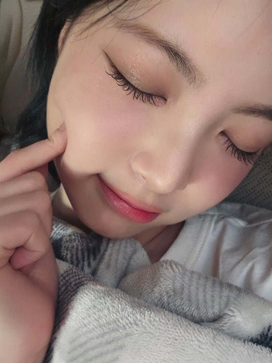 etnchae's tweet image. !p 세븐틴 선배님 – HOT 🔥‼️ even though it’s #scorching today, ❤️‍🔥피어나❤️‍🔥 still came to watch mu–bank! (∗˃̶ ᵕ ˂̶∗)💝 get home safely 💨 n’ perhaps . .  an ice cream on d way home? 🍨💭