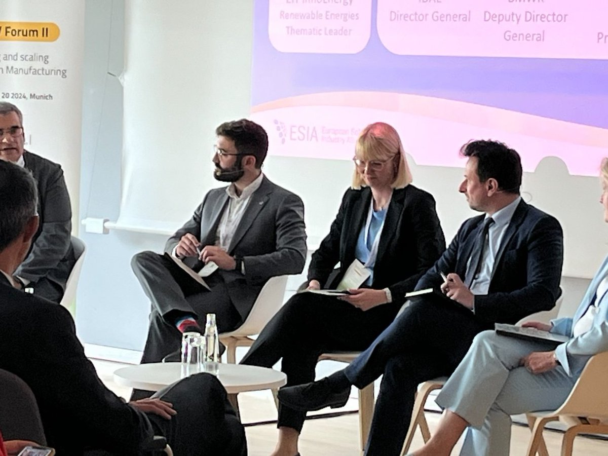 El DG de #IDAE <a href="/j_groizard/">Joan Groizard.</a> en el ESIA PV Forum II en @Intersolar en Múnich subrayó la importancia de reforzar la cadena de valor renovable en la UE🇪🇺 conforme a criterios sociales, de resiliencia y sostenibilidad

🗣️Es una oportunidad de desarrollo industrial para nuestro entorno