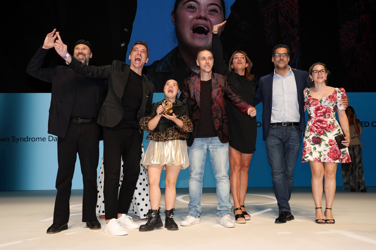 coordown's tweet image. About last night at the Cannes Festival of Creativity...
A gold lion, but above all the entire industry present paid tribute to Madison Tevlin with a standing ovation.
An epic moment that we will never forget!
#AssumeThatICan #LionsCannes