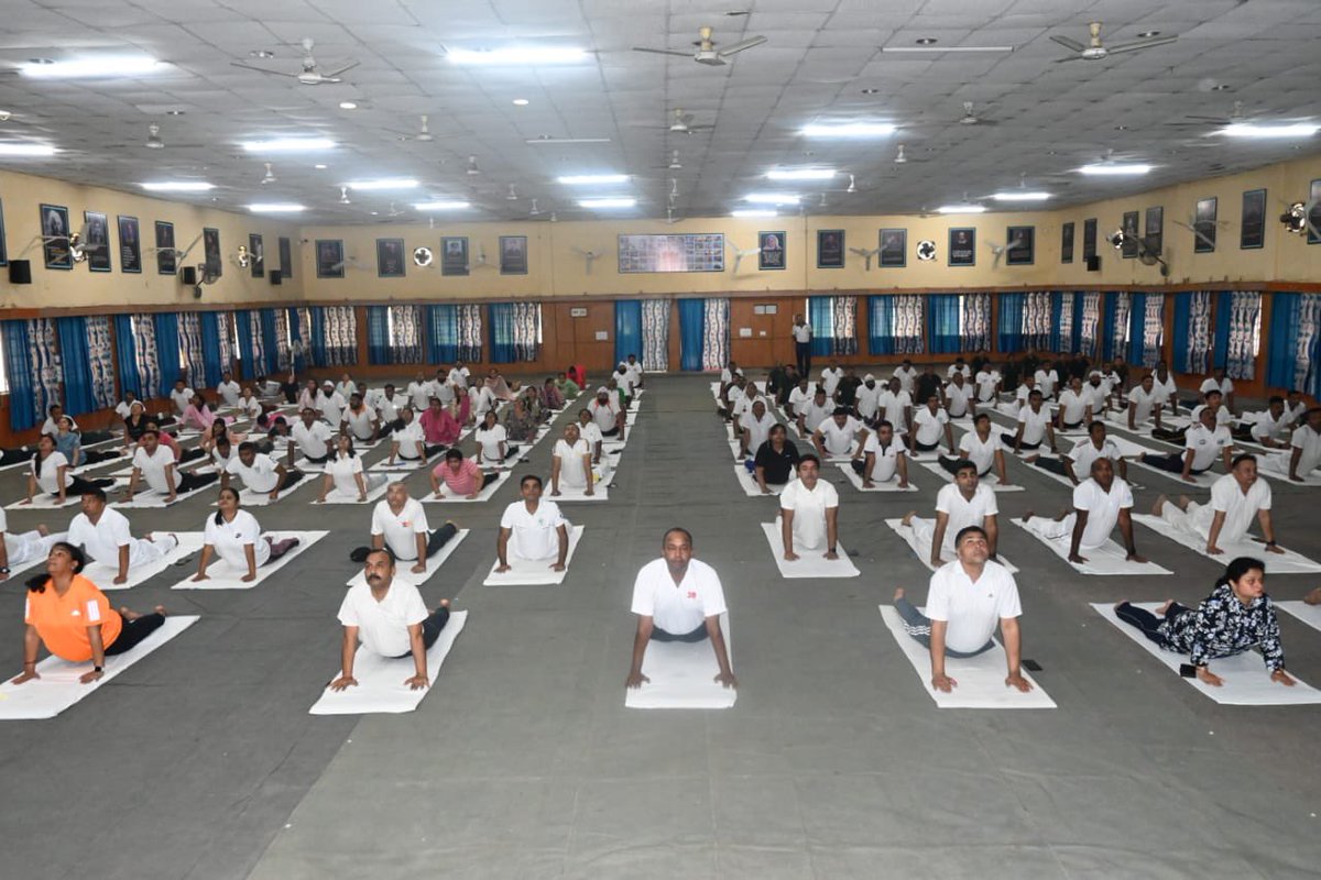 trishakticorps's tweet photo. #InternationalYogaDay

 “𝙔𝙤𝙜𝙖 𝙞𝙨 𝙩𝙝𝙚 𝙟𝙤𝙪𝙧𝙣𝙚𝙮 𝙤𝙛 𝙩𝙝𝙚 𝙨𝙚𝙡𝙛, 𝙩𝙝𝙧𝙤𝙪𝙜𝙝 𝙩𝙝𝙚 𝙨𝙚𝙡𝙛, 𝙩𝙤 𝙩𝙝𝙚 𝙨𝙚𝙡𝙛”

 On the occasion of 10th #IDY2024, #TrishaktiWarriors along with their families participated in #YogaSessions oriented towards '𝗬𝗼𝗴𝗮 𝗳𝗼𝗿 𝗦𝗲𝗹𝗳 𝗮𝗻𝗱 𝗦𝗼𝗰𝗶𝗲𝘁𝘆' at various military stations across North #Bengal & #sikkim. Special #yoga sessions were held for patients convalescing in Army Hospitals.

#IndianArmy is committed to nurturing holistic well-being of its troops & families.

#YogaForSelfAndSociety 

@adgpi 
@easterncomd 

Facebook: https://t.co/jPDaz7loso?

Instagram: https://t.co/t3svyzop4B