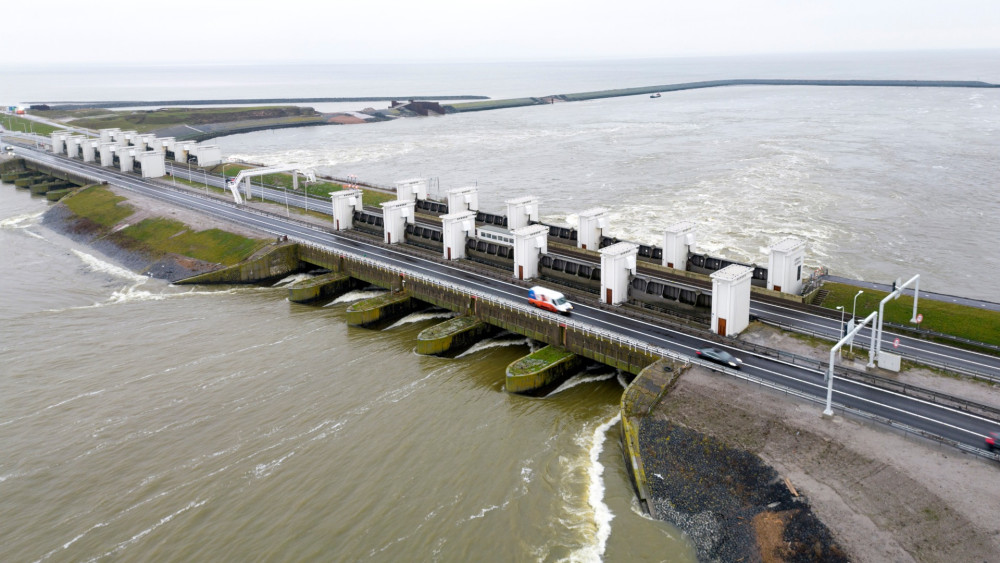 De afsluiting voor fietsers van de Afsluitdijk duurt dus nog (minimaal) 2,5 jaar. De werkzaamheden zijn 5 jaar geleden, in april 2019, gestart. Toen verwachtte <a href="/RWS_MN/">Rijkswaterstaat Midden-Nederland</a> dat de dijk voor fietsers 3 jaar afgesloten zou zijn. We balen hier stevig van. 
nhnieuws.nl/nieuws/337325/…