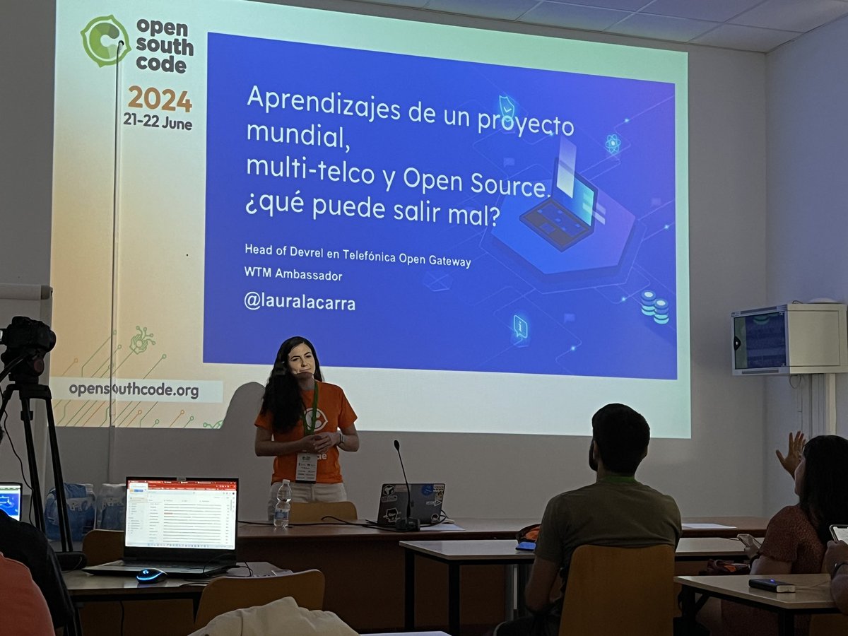 deors314's tweet image. arranca @LauraLacarra en @OpenSouthCode #opensouthcode24 con pregunta reto: “quién no ha fracasado en un proyecto?”, y con un enfoque positivo: “y lo que hemos aprendido?”