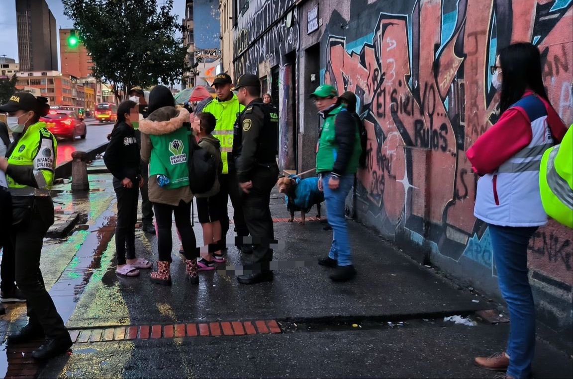 SeguridadBOG's tweet photo. 🚨 Al finalizar esta megatoma fueron rescatados en total 50 menores de edad que estaban en precarias condiciones. 

Todos quedaron bajo protección del @ICBFColombia.

Si usted conoce un caso de explotación de menores o abandono, reporte de inmediato a 📲La Línea 123 o al 141. https://t.co/KItHYSxxUf
