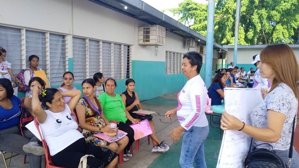 asic_santa's tweet photo. #20junio 📷 jornada de atención integral de salud en el marco de laGMV mujer en U.E.E José Angel Lamas ;mcpio a Libertador,Edo.Aragu @NicolasMaduro @Soykarinacarpio @MagaGutierrezV @DraShirleySalud @MinSaludVE @fmbaaragua22 #juntosporcadalatido #asicSantaAna💛💙❤️ https://t.co/DhAF1wxjoZ