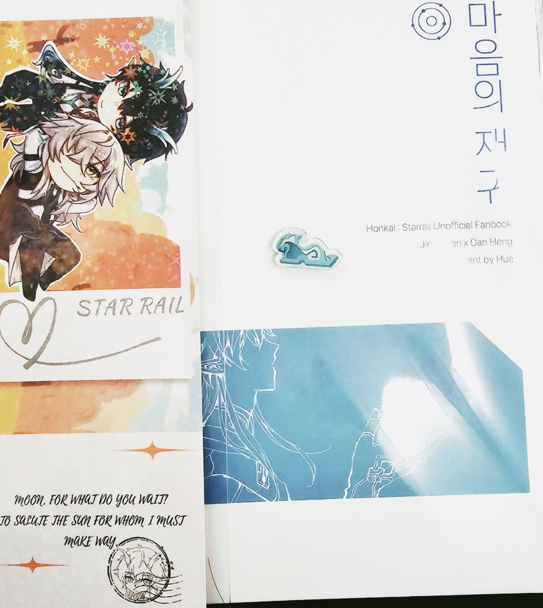 bv___vd's tweet image. 어째 탐라 들어올 때마다 자랑파티가 되는 것 같은데 (...) 휴님 @hue_hsr 덕분에 호케님 @hokke1217 굿즈도 받게 되었습니다 휴님이 회지까지 챙겨주시고 9ㅅ9 포장까지 꼼꼼히 해주셔서 감사할 따름이에요 옥조 넘 귀엽구 ㅋㅋㅋ하...경단뻐렁치기..🦁🍁 감사합니다❣️❣️