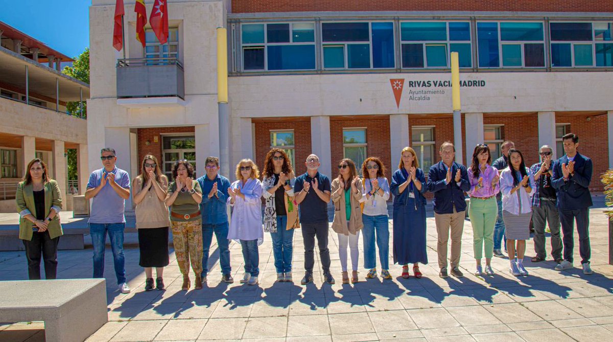 psoerivas's tweet photo. El PSOE de Rivas y nuestra compañera, la diputada del grupo parlamentario socialista @barahona_raquel, nos hemos sumado al minuto de silencio para mostrar nuestra enérgica condena al primer asesinato de 2024 por violencia machista en nuestra comunidad. 

¡BASTA YA! https://t.co/7r5Z6KqNkO