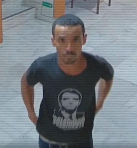 poptime's tweet photo. Alexandre de Moraes vota para condenar a 17 ANOS de prisão homem que quebrou relógio histórico trazido por Dom João VI em ato golpista. https://t.co/NqYgPD8CUg