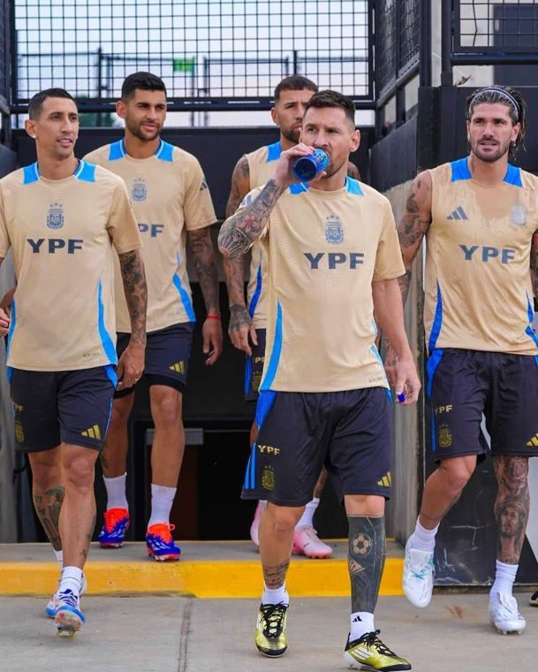 the_marcoliboy's tweet image. You will never find Garnacho following Messi in these pictures, he knows his worth