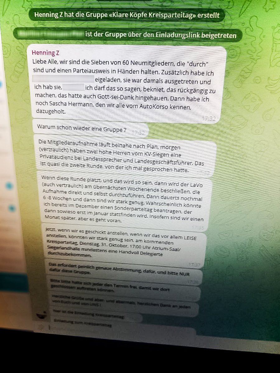 Die Selbstdemontage der #NOAFD #Siegen #Wittgenstein geht weiter. Pest und Cholera dreschen aufeinander ein. Immerhin ist der Hitlergruß-Vorstand schon mal weg.
Popcorn. Mehr Popcorn bitte 🍿😎👍