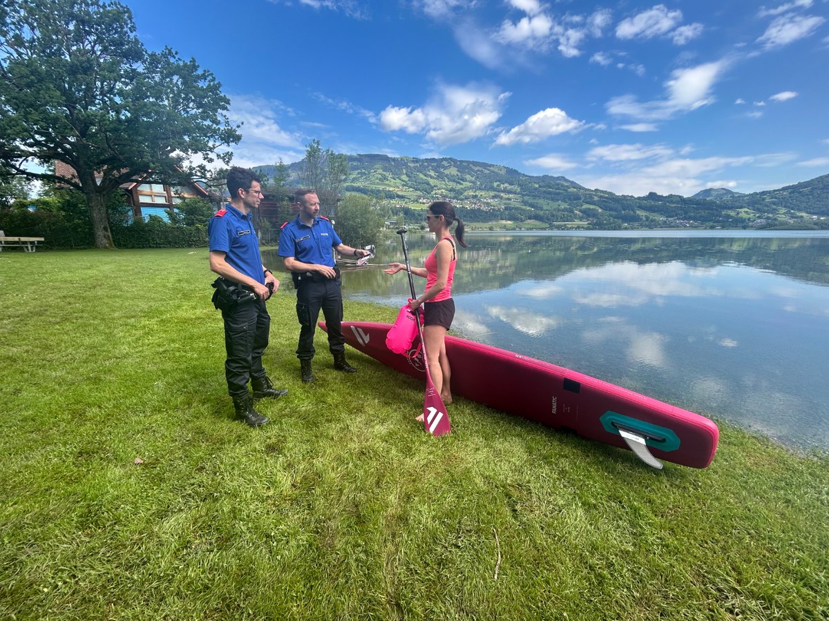 Ruhig und schwerelos übers Wasser gleiten, gehört in den warmen Monaten zu einer der beliebtesten Freizeitaktivitäten. Mit einem Stand Up Paddle, kurz SUP, ist genau das möglich. Um möglichst sicher unterwegs zu sein, gilt es folgendes zu beachten: