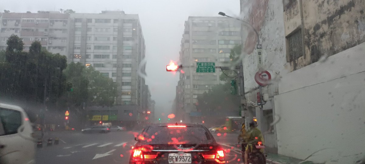 fdcargo's tweet image. 台北街頭狂風暴雨