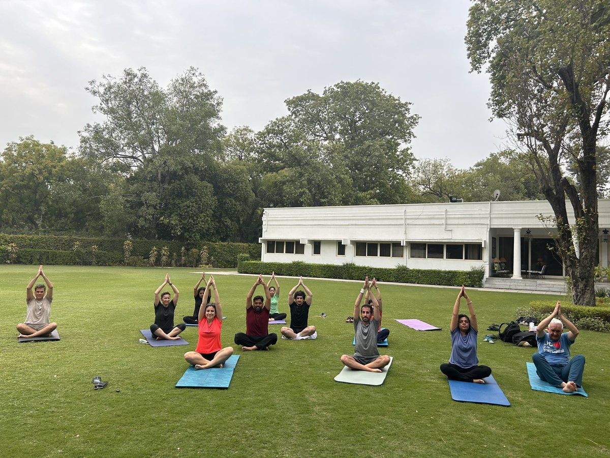 EmbEspIndia's tweet image. अंतर्राष्ट्रीय योग दिवस।🧘‍♂️ 

Embassy of Spain🇪🇸 in Delhi kickstarted their friday morning with yoga session, celebrating #InternationalDayOfYoga at the premises.

This #IDY2024, we celebrate India’s🇮🇳tradition of yoga that has spread🌏 wide 

#SpaIndia
@MAECgob @MEAIndia @moayush