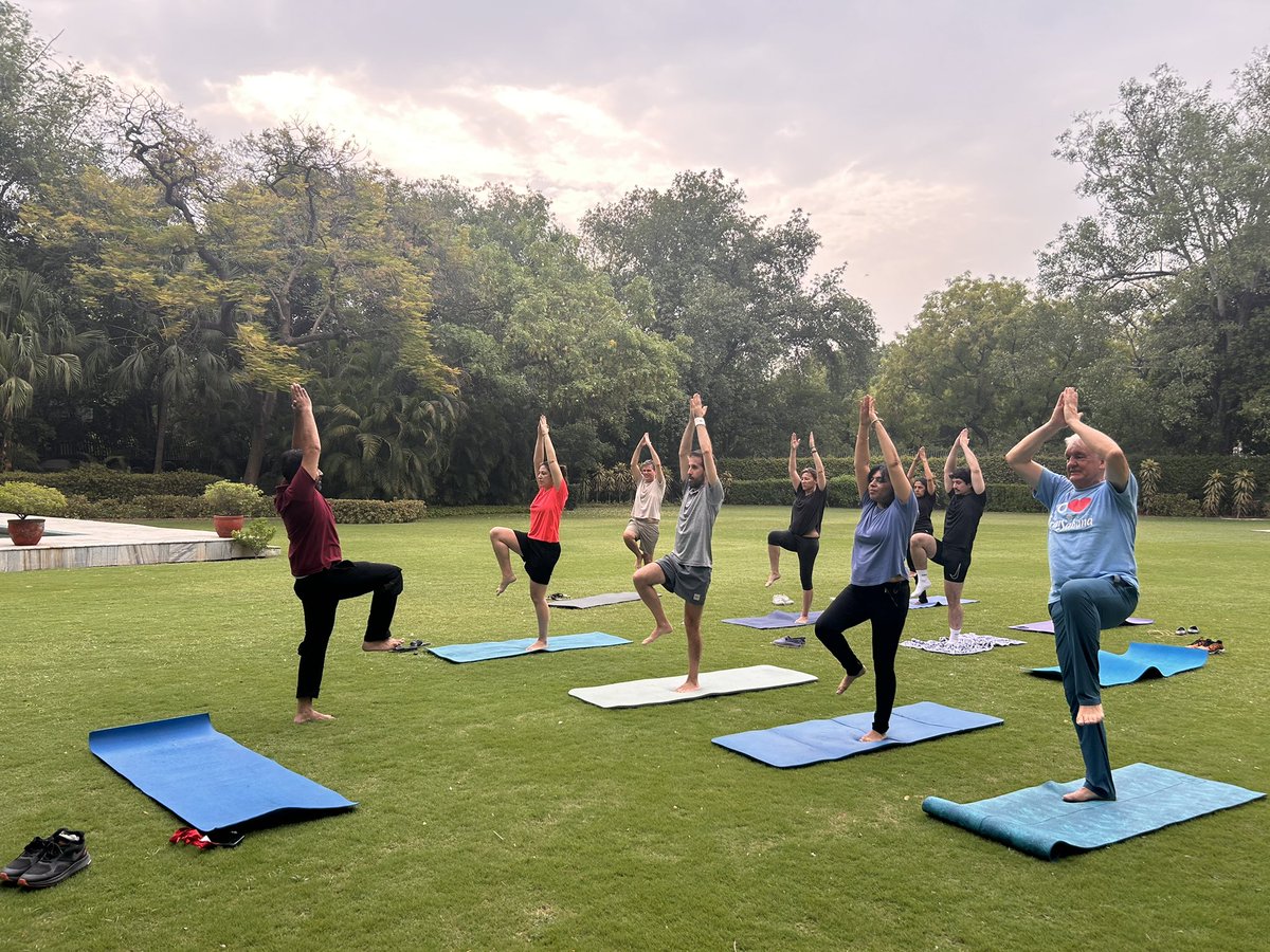 EmbEspIndia's tweet image. अंतर्राष्ट्रीय योग दिवस।🧘‍♂️ 

Embassy of Spain🇪🇸 in Delhi kickstarted their friday morning with yoga session, celebrating #InternationalDayOfYoga at the premises.

This #IDY2024, we celebrate India’s🇮🇳tradition of yoga that has spread🌏 wide 

#SpaIndia
@MAECgob @MEAIndia @moayush