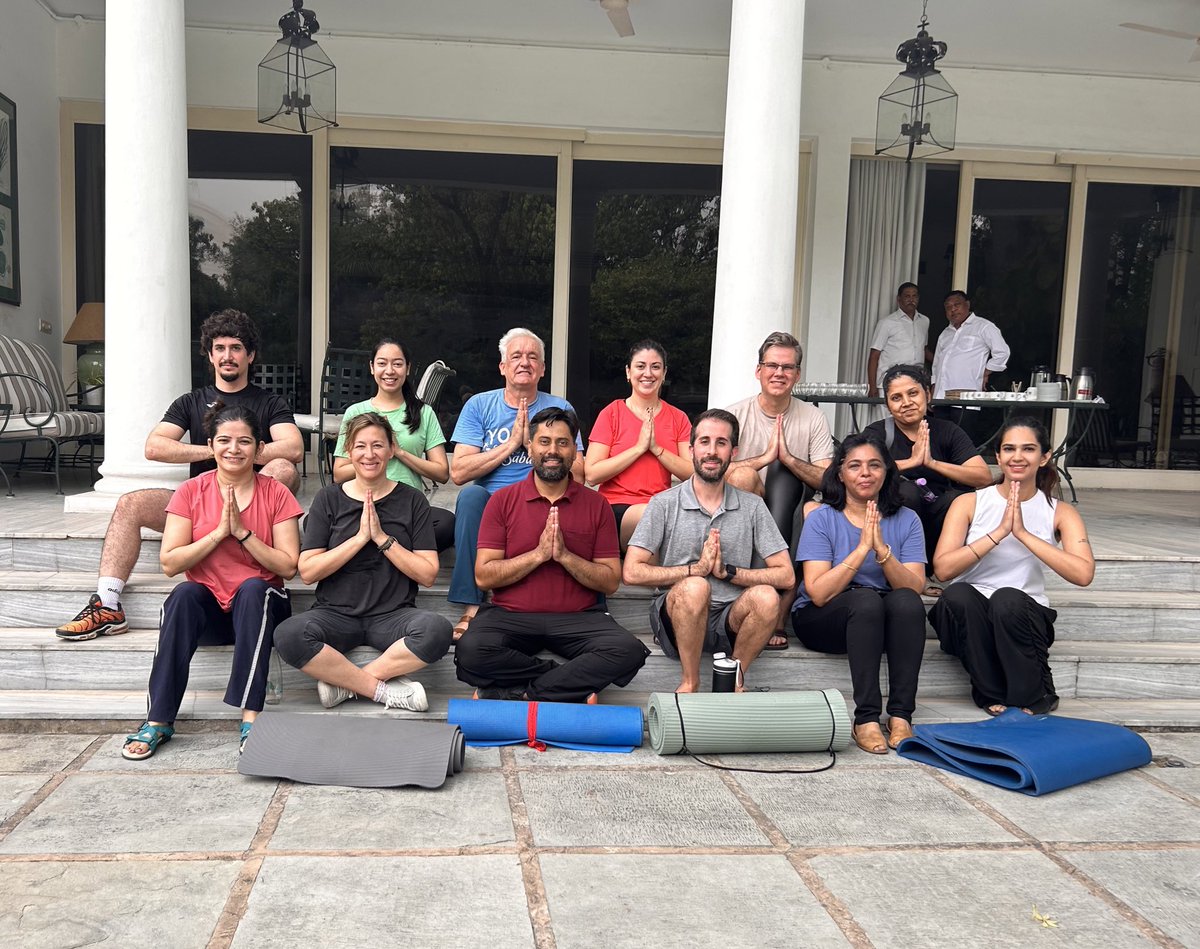 EmbEspIndia's tweet image. अंतर्राष्ट्रीय योग दिवस।🧘‍♂️ 

Embassy of Spain🇪🇸 in Delhi kickstarted their friday morning with yoga session, celebrating #InternationalDayOfYoga at the premises.

This #IDY2024, we celebrate India’s🇮🇳tradition of yoga that has spread🌏 wide 

#SpaIndia
@MAECgob @MEAIndia @moayush