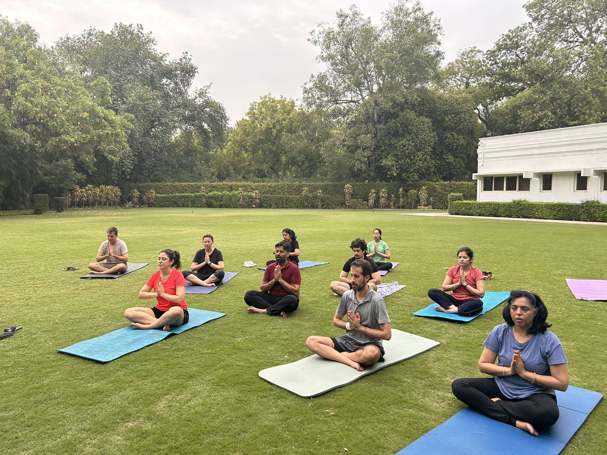 EmbEspIndia's tweet image. अंतर्राष्ट्रीय योग दिवस।🧘‍♂️ 

Embassy of Spain🇪🇸 in Delhi kickstarted their friday morning with yoga session, celebrating #InternationalDayOfYoga at the premises.

This #IDY2024, we celebrate India’s🇮🇳tradition of yoga that has spread🌏 wide 

#SpaIndia
@MAECgob @MEAIndia @moayush