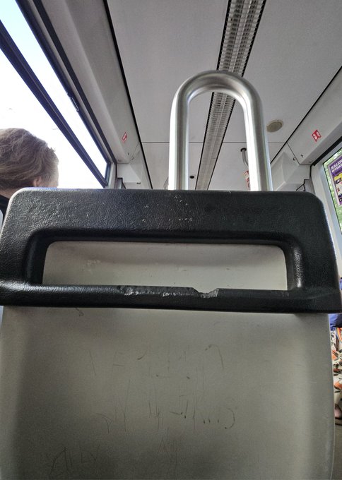 Kurwa, jak w tym MPK jebie potem, alkoholem i starymi ludźmi. Ludzie co z wami jest nie tak? Czemu się