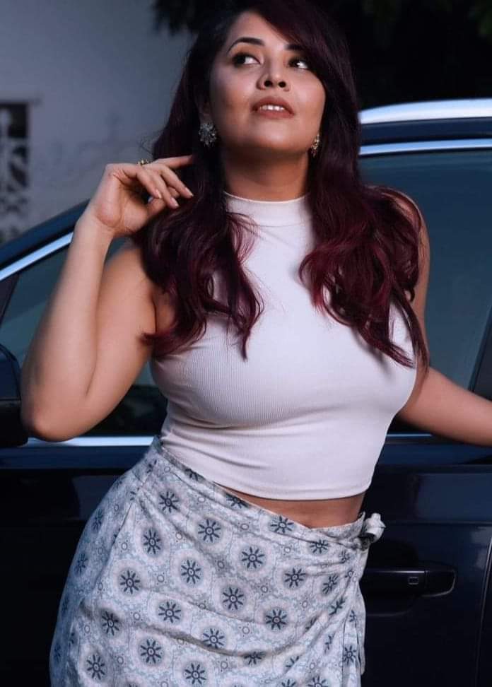 Image Actress Anasuya Long Cross Legs | iiQ8 Entertainment