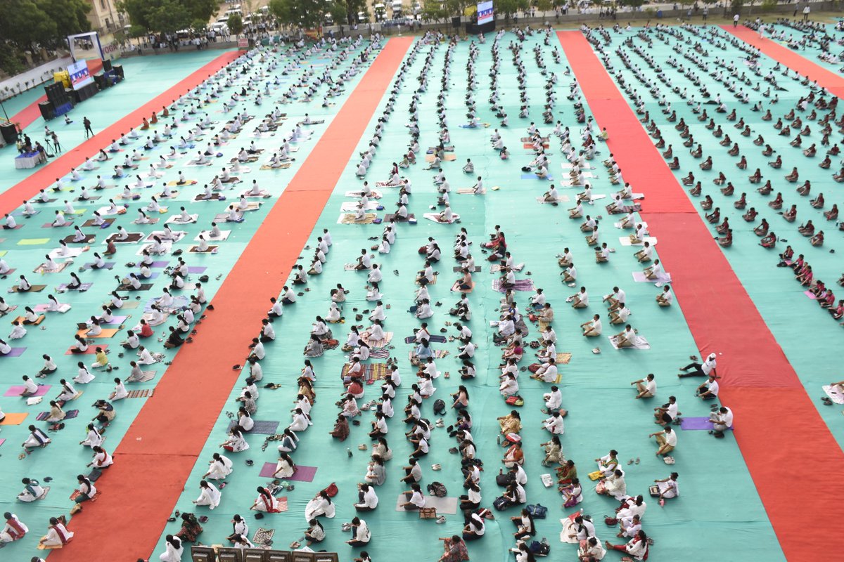 તંદુરસ્ત અને નિરામય આરોગ્ય માટે પ્રેરણારૂપ વિશ્વ યોગ દિન એ યોગમય જીવન માટે સંકલ્પબદ્ધ થવાનો અવસર
----------------------------------------------
ગાંધીનગર જિલ્લાના કલોલના સઇજ ગામે આવેલી સ્વામિનારાયણ યુનિવર્સિટી ખાતે ૧૦ માં આંતરરાષ્ટ્રીય યોગ દિવસ-૨૦૨૪ની જિલ્લા કક્ષાની ઉજવણી